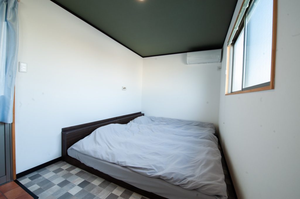 二人でゆっくり休憩できるサウナ横の屋外デッキ
